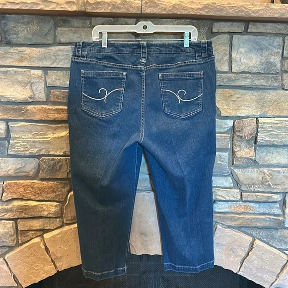EUC CHICO’S Classic Blue Denim Capri Jeans. Size 16 = Chico’s 3. - Picture 3 of 6